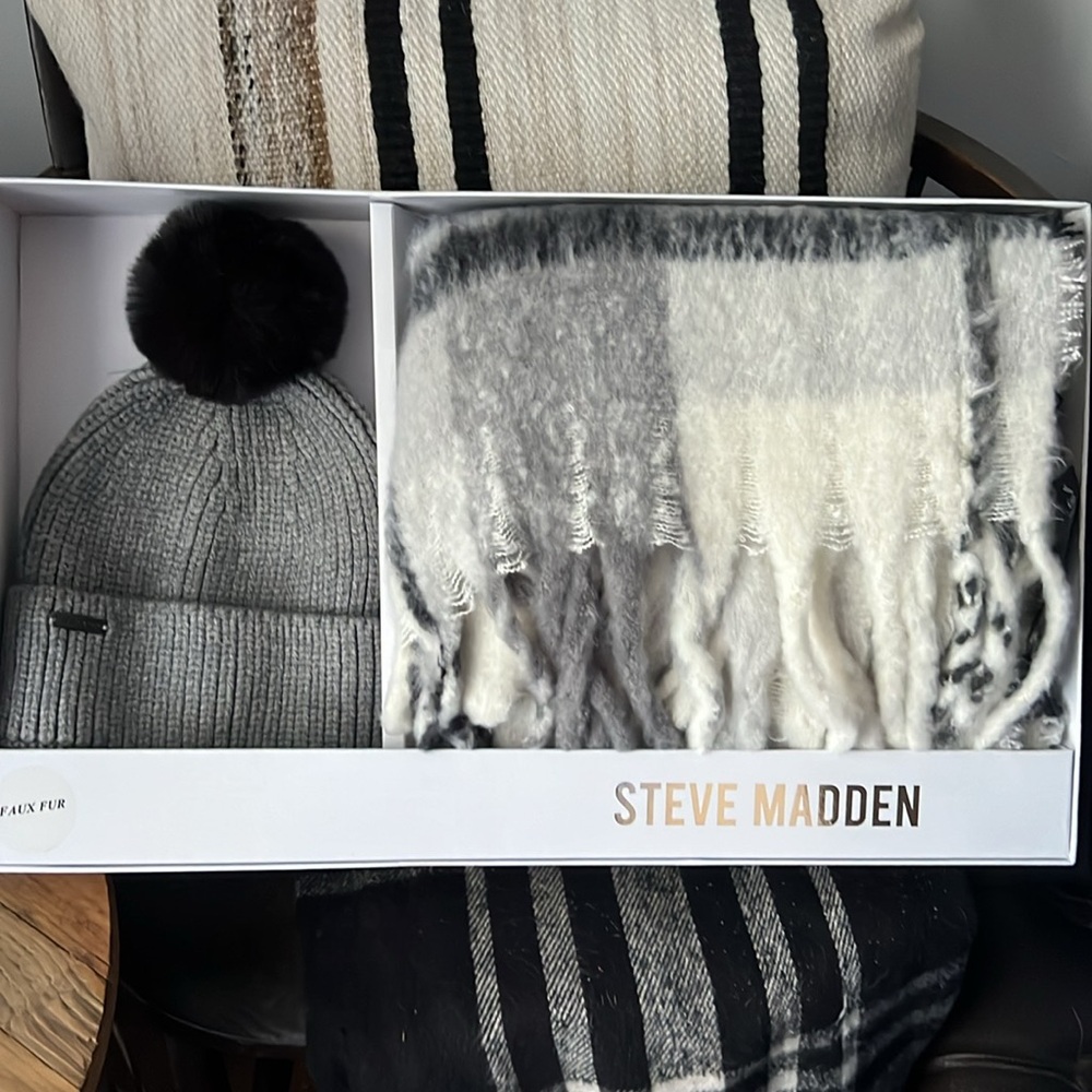 NEW IN BOX Steve Madden Set
